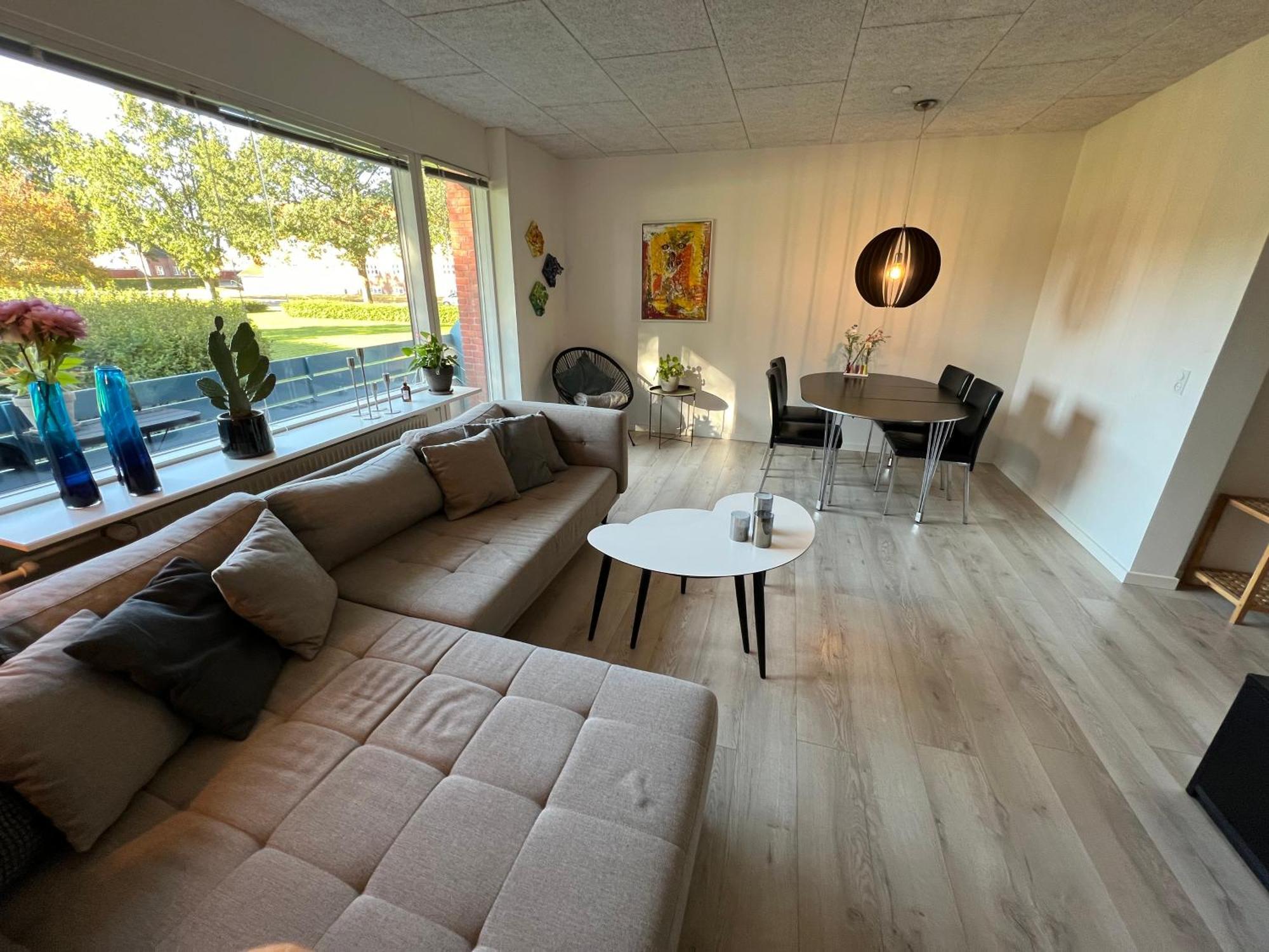 אסביירג Nyrenoveret Lejlighed Med Balkon Og Parkering מראה חיצוני תמונה